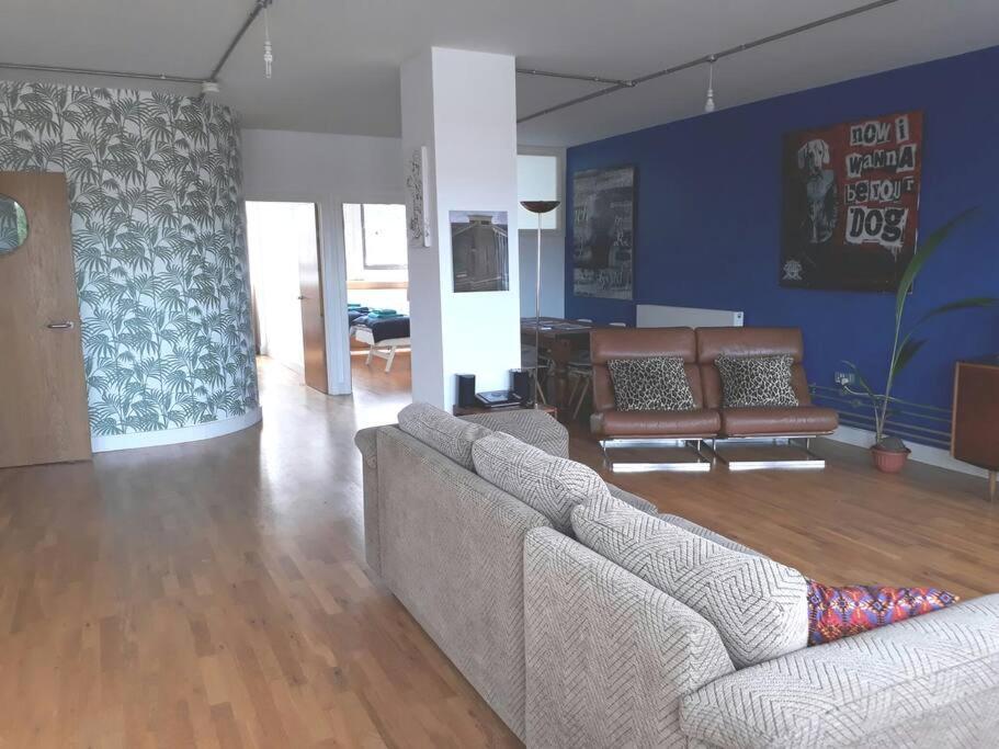 Trendy, Urban Open Plan Apartment Бристоль Экстерьер фото